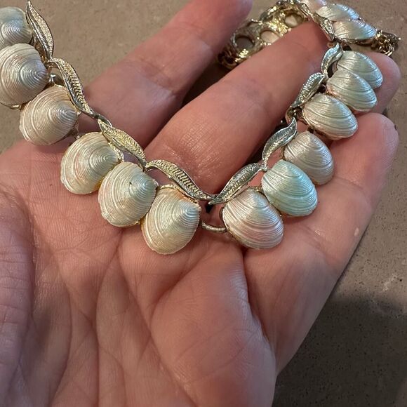 Rare Vintage Capri Shells Statement Necklace with textured Seashell Links - Picture 3 of 6